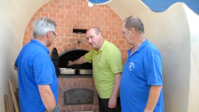 Bild: pop
Profis unter sich: Norbert Fischer, Gerhard Reheis und Johann Mehringer in Aktion am Backofen (von links).