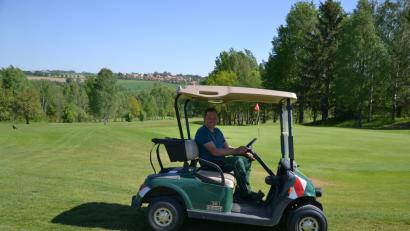 Bild: plym
Im Golfcart fährt Thomas Keil über den Platz.