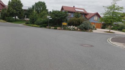 Bild: br
Der Einmündungsbereich der Donatusstraße (rechts im Bild) in die Hauptstraße soll durch Abgrenzungen gestaltet werden. Der Bauausschuss soll über dieses Anliegen entscheiden.