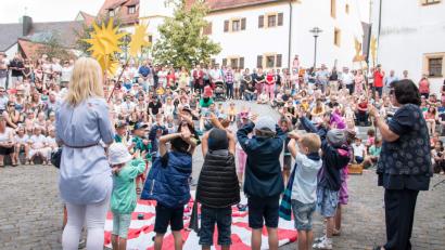 Bild: exb
Vor großer Zuschauerkulisse: Die Kinder ernteten für ihre Aufführungen großen Applaus.