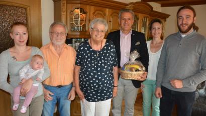 Bild: jr
Enkelin Melissa mit dem drei Monate alten Urenkel Lorena, Gatte Manfred und Jubilarin Christine Lintl, Bürgermeister Roland Grillmeier, Nicole Wenisch und Kaplan Florian Weindler (von links).