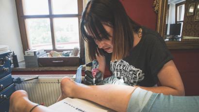 Bild: Lukas Meister
Tätowiererin Nati sticht ein Soundwave-Tattoo auf Melissas Unterschenkel.