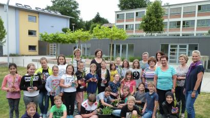 Bild: Portner
Die Klasse 4a der Doktor-Eisenbarth-Grundschule setzte im Pausenhof kleine Maispflanzen in selbst bemalte Töpfe. Damit wurde bei der Projektwoche „Verwandlung, Leid, Tod und Trauer“ der Gedanke sichtbar gemacht, dass immer wieder neues Leben entsteht. Rektorin Beate Vetterl (hinten, von links) und Klassenlehrerin Manuela Hellmuth wurden von den Ehrenamtlichen der Hospizinitiative der Caritas für den Landkreis Schwandorf mit der stellvertretenden Leiterin Manuela Singer-Bartos (rechts) unterstützt.
