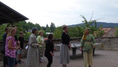 Bild: exb
Die  Schulspielgruppe des Luisenburg-Gymnasiums nutzt das ganze Schulgelände als Bühne.