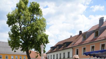 Bild: bey
Die amerikanische Militärpolizei kommt zum Pleysteiner Marktplatz mit tschechischem Kennzeichen.