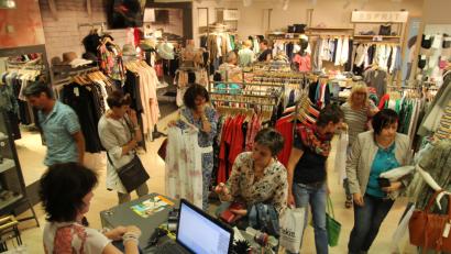 Bild: ral
Im Modehaus fand so manches Kleidungsstück bei der Schwarzenfelder Weltreise einen neuen Besitzer.