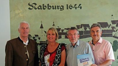 Bild: twi
Bernhard Suttner (Zweiter von links) sprach bei der Infoveranstaltung über das von der ÖDP initiierte Volksbegehren. Mit im Bild (von links) stellvertretender Landrat Arnold Kimmerl, Dritte Bürgermeisterin Heidi Eckl  sowie Kreisvorsitzender  Alfred Damm.