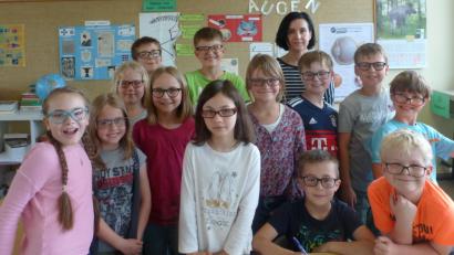 Bild: exb
Beim Gruppenfoto setzten die Schüler Testbrillen auf.