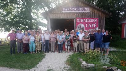 Bild: sam
Die Besucher-Gruppe aus Rieden in der Straußenfarm Erlbacher in Oberndorf bei Freystadt.