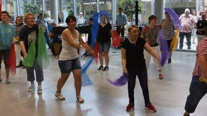 Bild: pwpt
Die Tanzgruppe der Jura-Werkstätten unterhielt die Zuschauer mit ihrer Tücher-Choreographie.