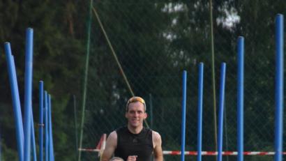 Bild: jub
Die Tochter unterstützt den Vater beim Zieleinlauf.