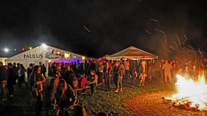Bild: twi
Die "Burning Night" der Feuerwehr und der Landjugend zog auch in diesem Jahr wieder zahlreiche Besucher an.