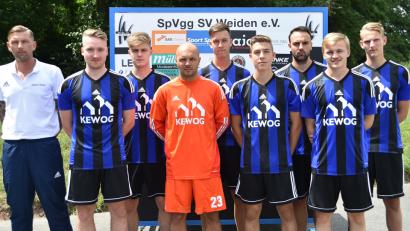 Bild: Alfred Schwarzmeier [AF] (alfred.schwarzmeier@oberpfalzmedien.de)
Die Neuzugänge der SpVgg SV Weiden: (von rechts) Noah Scheler, Dennis Paulus, Dominik Huber, Kevin Grünauer, Fabian Helleder, Matthias Götz, Sebastian Bilz, Bastian Strehl und Trainer Andreas Scheler. Es fehlt Maximilian Geber (Urlaub).