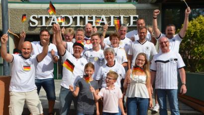Bild: dob
Schon vor der Stadthalle geht am Sonntag die Post ab. Die Fans freuen sich auf die Partie Deutschland gegen Mexiko und üben schon mal das Jubeln.