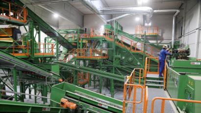 Bild: Götz
Die vollautomatische Vorschaltanlage in Bodenwöhr läuft  derzeit noch in der Testphase. Unter anderem werden Kunststoff, Metalle, Holz und weitere Wertstoffe aussortiert. Im Endausbau sollen 50000 Tonnen Sperrmüll pro Jahr durch die Anlage laufen und 25000 Tonnen Wertstoffe aussortiert werden.
