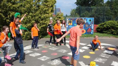 Bild: wec
Im Pausenhof ist ein Spielbrett von "Mensch ärgere dich nicht" aufgemalt. Die Kinder selbst bilden die Figuren.