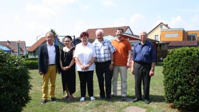 Bild: bjp
Wahl-Pressather mit Leib und Seele: Donald Cannon (Dritter von rechts neben Gattin Elsa) feiert seinen 80. Geburtstag. Mit unter den Gratulanten sind Bürgermeister Werner Walberer, Schwiegertochter Tanja (von links), Seniorenbeauftragter Albert Butscher und der evangelische Pfarrer André Fischer (von rechts).