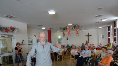 Bild: exb
Die Marienheim-Senioren waren von der Taiji-Vorführung mit Thomas Huber sichtlich beeindruckt