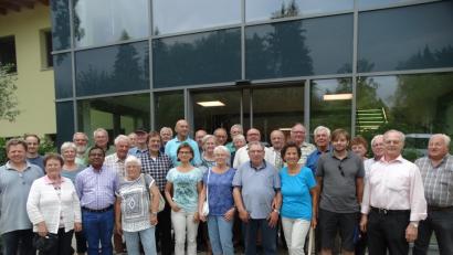 Bild: ct
Eine sehr interessierte Gruppe der KAB Schlicht erkundet das Quarzsandwerk Strobel, das ihnen Günter Forster (zweite Reihe, Vierter von links im karierten Hemd), Hans Hirsch und Benjamin Forster (links) vorgestellen.