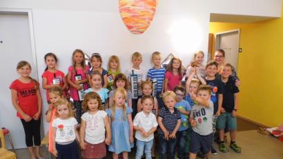 Bild: fjo
Mit einem Vorspiel-Nachmittag begeistern die Musikschüler von Lehrerin Kornelia Kraus (hinten, rechts) viele Gäste in der Musikschule.
