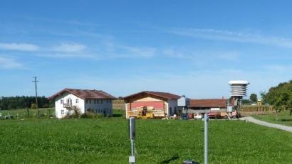 Bild: DWD/Thomas Hirchert
Diese nebenamtliche Wetterstation des Deutschen Wetterdienstes in Amerang ist vergleichbar mit der geplanten Station.