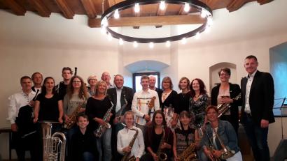 Bild: exb
Stolz stellen sich die Musiker und ihre Lehrer nach dem Vorspiel zum Gruppenfoto auf.