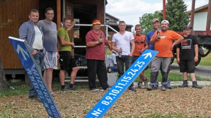 Bild: nm
Die Kalmreuther Burschen sind kreativ und packen kräftig zu und freuen sich anschließend über ihren WM-Baum.