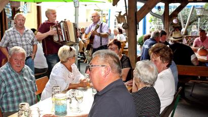 Bild: R. Kreuzer
Das Fahrenberg-Duo mit Andreas und Kare unterhält die Gäste. Publikum.