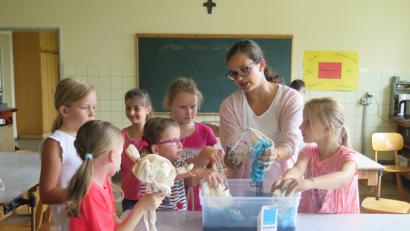 Bild: jzk
Lehrerin Eva Raps half den Schülerinnen einen Umweltrucksack zu batiken.