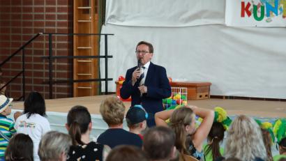 Bild: Neumann, Jochen
Bürgermeister Hans Donko begrüßte zum Jubiläumsfest des städtischen Kindergartens Kunterbunt zahlreiche Besucher in der Schulturnhalle.