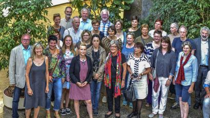 Bild: cog
Die kreativen Kursteilnehmer mit ihren Dozentinnen Nora Matocza (Zweite von links), Uschi Schönberger (mittlere Reihe, Dritte von rechts) und Bettina Hirsch-Uwer (hinten, Vierte von rechts), VHS-Leiter Manfred Lehner (rechts) sowie Bürgermeister und Kreisrat Hans-Jürgen Reitzenstein (links).