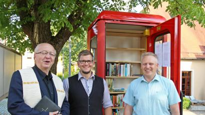Bild: jma
Pfarrer Helmut Süß, SPD-Vorsitzender Jan Wiltsch und Bürgermeister Jürgen Kürzinger freuten sich bei der Einweihung der Bücherzelle über die neue Errungenschaft in der Marktgemeinde.