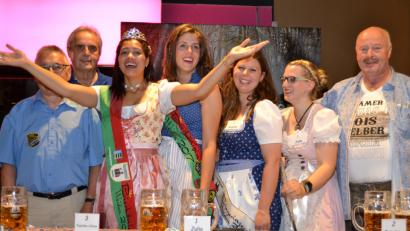 Bild: hcz
Die  ganze Welt umarmen will Tabitha-Olivia Octavo. Sie ist Weidens 9. Bierkönigin.