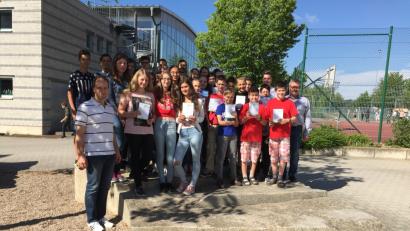 Bild: exb
Sämtliche Teilnehmer erhielten Urkunden sowie interessante mathematische Sachpreise. Über diesen tollen Erfolg freuen sich Schulleiter Dr. Knut Thielsen (rechts) sowie die betreuende Lehrkraft Ulrich Dünzl.