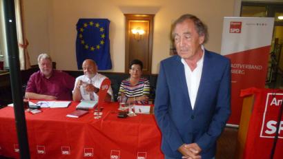 Bild:  [USC]
Selbstkritische Worte fand Franz Schindler (rechts) zum Vertrauensverlust der SPD. Seine Ausführungen fanden Zuspruch (hinten von links) beim stellvertretenden Stadtverbandsvorsitzenden Dieter Weiß, beim Vorsitzenden Martin Seibert und bei Fraktionschefin Birgit Fruth.