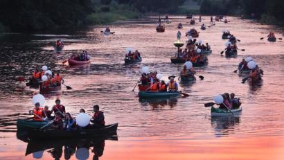 Bild: ggö
Rund 40 Boote, Kanus und Stand-Paddler  beteiligten sich an der ersten Wallfahrt auf der Naab von Pfreimd nach Nabburg.
