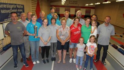 Bild: ral
Elf Mannschaften kämpften beim Kegelturnier um den Sieg. Unser Bild zeigt alle Mannschaftsführer und die vier Einzelbesten.