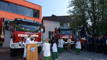 Bild: bey
Pfarrer Thomas Stohldreier weiht das neue Löschfahrzeug LF 10 der  Feuerwehr Bechtsrieth