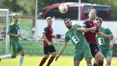 Bild: Hubert Ziegler
Die Ammerthaler Neuzugänge Daniel Gömmel (rechts) und Marco Weber (vorne) im Duell mit einem Nürnberger Gegenspieler. Links hinten beobachtet der Ammerthaler Ausgleichstorschütze Mario Zitzmann die Szene.