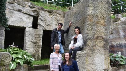 Bild: rgr
Till Rickelt und Doris Hofmann (hinten, von links) vom Landestheater Oberpfalz besuchen den Spielort für die Stücke „Ein Sommernachtstraum“ und „Michel in der Suppenschüssel“. Zweite Bürgermeisterin Anita Stauber (vorne, von links) und Kulturmanagerin Birgit Plößner heißen beide auf der Naturbühne am Schönberg willkommen.