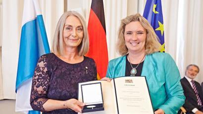 Bild: Gert Krautbauer/StMAS
Die Staatsmedaille für soziale Verdienste hat Patrizia Weinert (links) von Sozialministerin Kerstin Schreyer bekommen.