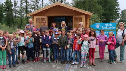 Bild: rab
Die Freihunger Mädchen und Jungen verbringen ein paar Stunden auf dem Bauernhof der Familie Reil. Mit dabei (hinten, von links): Konrad, Tobias und Bettina Reil sowie die Lehrerinnen Ertl, Böhm und Stubenvoll