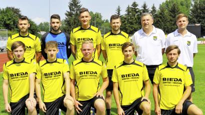 Bild: Hubert Ziegler
Die Neuzugänge des Bezirksligisten FC Amberg: (hinten von links) Roman Reinhardt, Dominik Haas, Matthias Brinster, Alexander Greger, Trainer Rainer Greger, Co-Trainer Thomas Jakuttis, (vorne von links) Samuel Hofmann, Nick Sperlich, Bernhard Miodecki, Christopher Flierl (alle eigene Jugend) und Daniel Bosser.