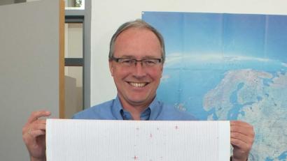 Bild: Harald Mohr
Dr. Frank  Holzförster zeigt die Aufzeichnung der aktuellen Schwarmbeben des Seismographen am Geozentrum an der KTB.