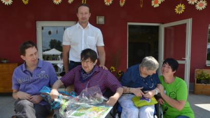 Bild: dob
Christa Ehrendreich, Waldemar Semeniuk und Thomas Knorr (von rechts nach links) werden am Sommerfest von Heimleiter Uwe Trautner (hinten) überrascht, denn sie wurden für langjährige Bewohnerschaft geehrt.