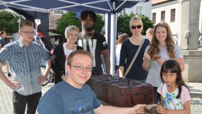 Bild: Kunz
Vor allem kleine Stadtbummler begeistern sich am Samstag für die Schatzsuche in der Innenstadt.