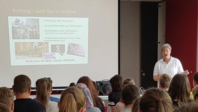 Bild: dob
Schüler wissen oft nicht Bescheid, was im Netz alles strafbar ist. Niemals sollte man sorglos mit Daten umgehen, riet Birgit Zwicknagel als Initiatorin des Vereins „Computermäuse Stamsried“ und Referentin für „Clever ins Netz“ den Pfalzgraf-Friedrich-Mittelschülern.