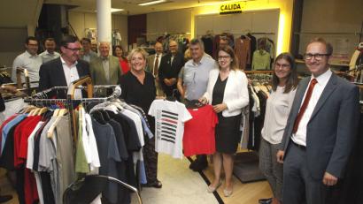 Bild: Hirsch (RHI), Rudolf [RHI] (RUDOLF.HIRSCH@T-ONLINE.DE)
Die Initiative "EMMA" eröffnete am Freitag in der Breite Straße mit zahlreichen Gästen einen Second-Hand-Laden. In der Mitte Gründerin Elke Reinhart und dritte Bürgermeisterin Martina Engelhardt,  Bild: Hirsch
