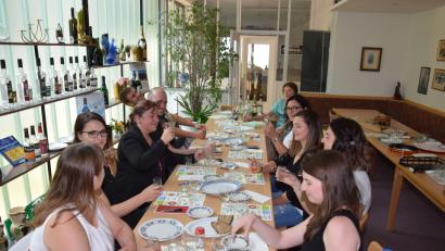 Bild: Pflaum, Tanja [FLA] (josef-tanja-pflaum@t-online.de)
Die Qual der Wahl hatten die Mitglieder des Vohenstraußer Faschingsvereins bei der Auswahl der Weine für das Weinfest Ende Juli.