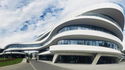 Bild: Gabi Schönberger
Der Neubau des BHS Corrugated-Competence-Centers in Weiherhammer weicht alle starren Grenzen auf. „Der Zustand ist Tanz“, schwärmt die Jury der Bayerischen Architektenkammer.